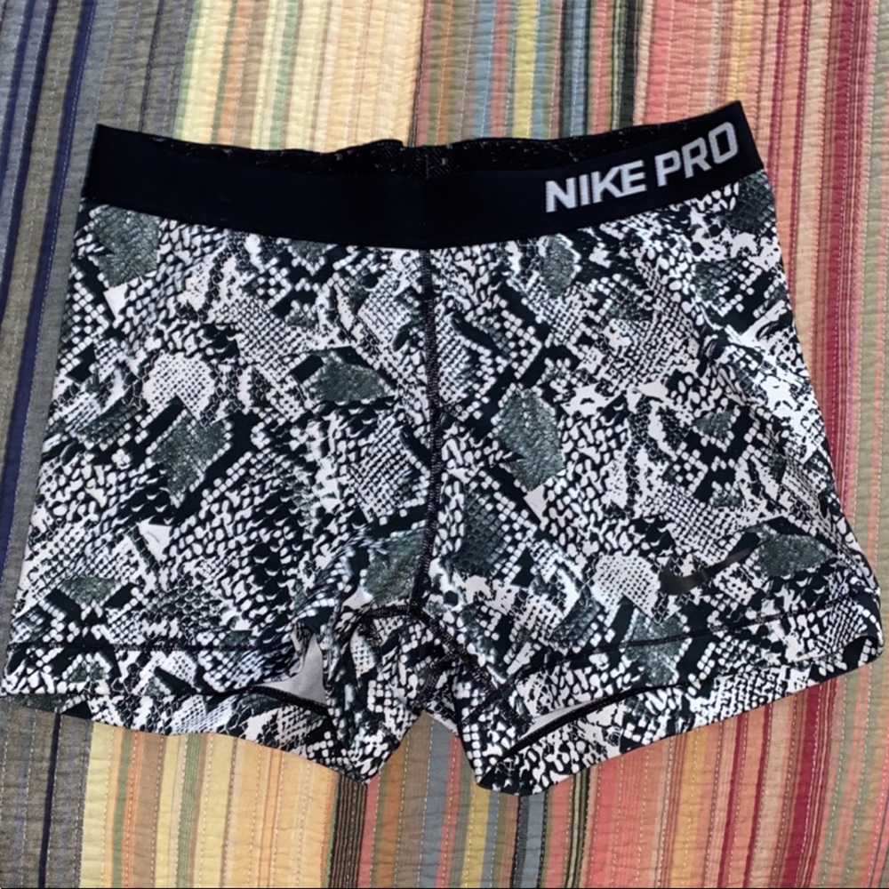 Nike Pro Snake Print